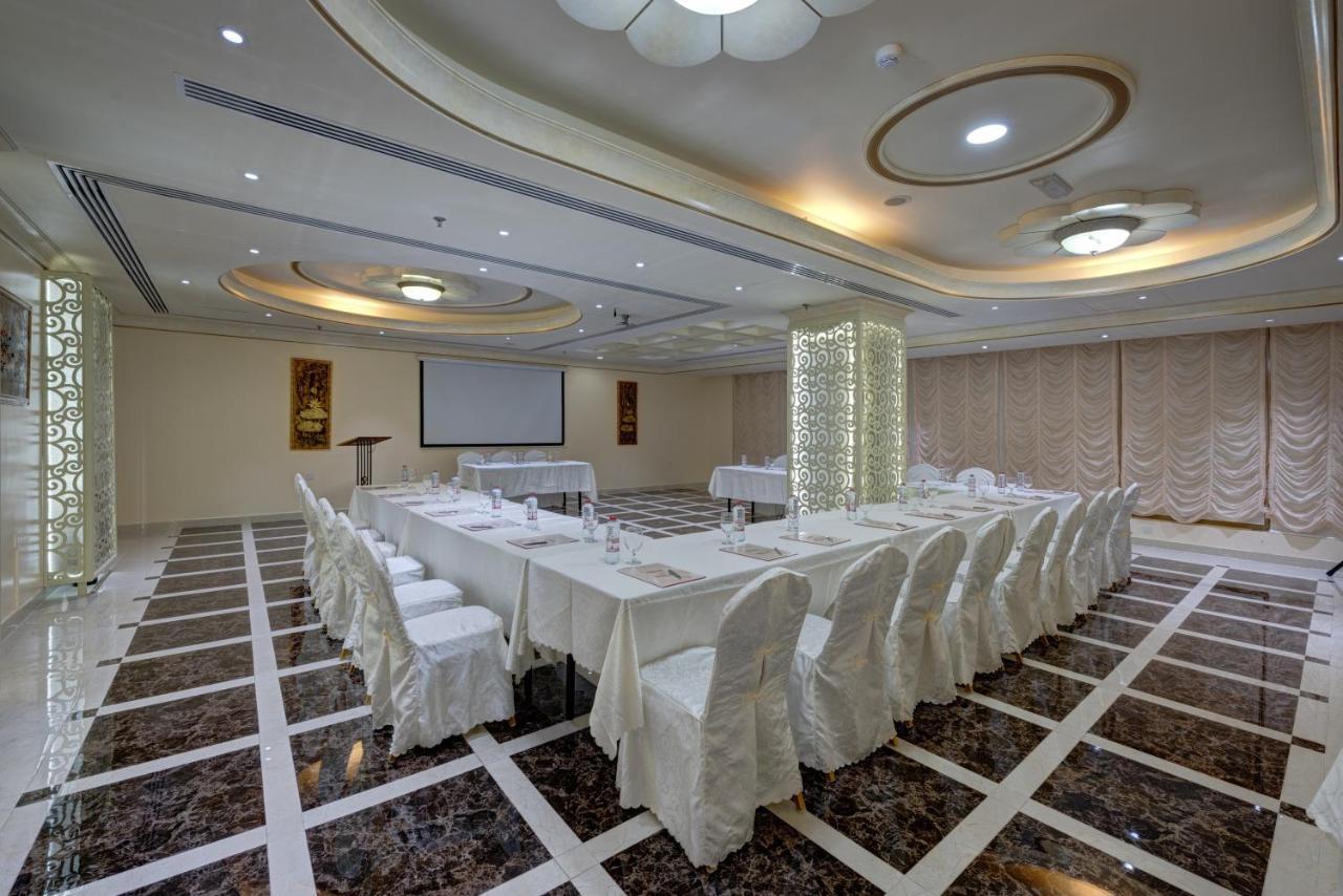 Sahara Beach Resort & Spa Sharjah Exterior foto Meeting room at the hotel