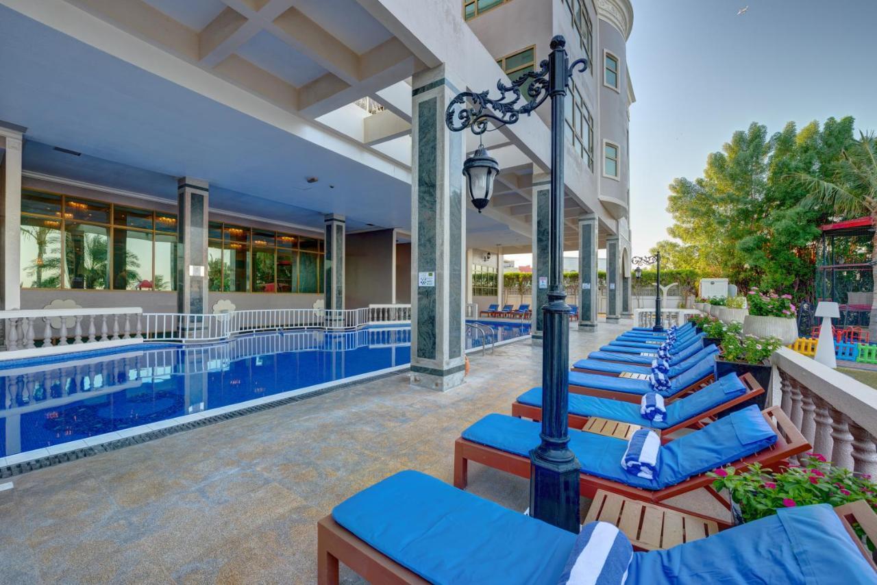 Sahara Beach Resort & Spa Sharjah Exterior foto The pool at the hotel
