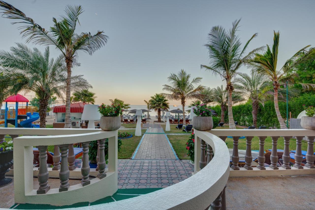 Sahara Beach Resort & Spa Sharjah Exterior foto The beach at the resort
